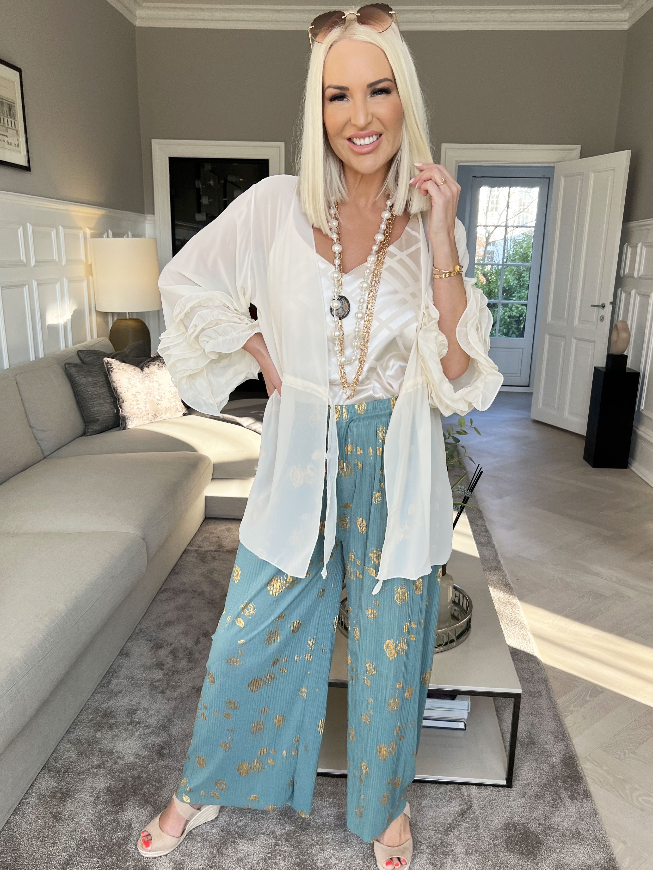 Alpha - Plisserade byxor med guldblommor